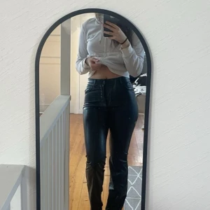 Skinnbyxa  - Säljer denna skinnbyxa från zara, då den inte kommer till användning. Nypris 599kr, säljer för 250🥰vid fler bilder är de bara att skriva privat🩷