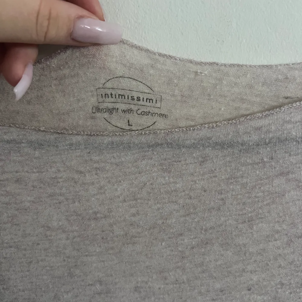 Säljer min Intimissimi tröja då den inte kommer till tillräcklig användning. Storlek L, men massar även andra pga materialet. Säljer för 300🩷. Blusar.
