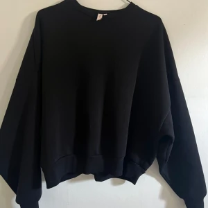 Nelly sweatshirt  - Sweatshirt från Nelly. Storlek M. Använd ca 2 gånger🩷 köpt för 349kr. Säljer för 200