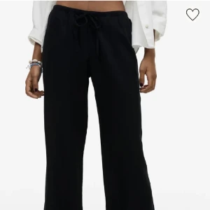 Linnebyxor  - Säljer dessa populära lågmidjade linnebyxor från HM🖤 Aldrig använda🖤