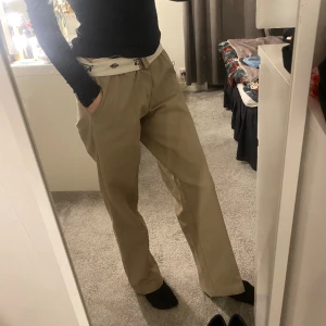 Dickies byxor - Beigea dickies byxor säljer då det inte längre är min stil Skriv om frågor😊 Kolla bio för mått m.m
