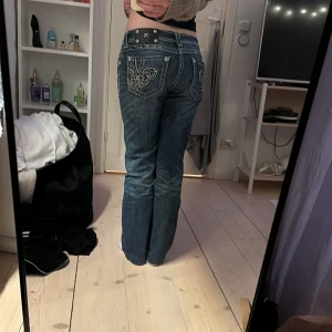 Miss me jeans💋 - OBSERVERADE KÖP EJ! Ett par snygga miss me jeans som från en början var skinny men fixade det(kolla sista bilden) storlek 28! Köpta på sellpy för 800kr. har alltså bara sytt in bootcuten! De är mörkblåa och tvärsnygga. kontakta gärna vid fler frågor💕