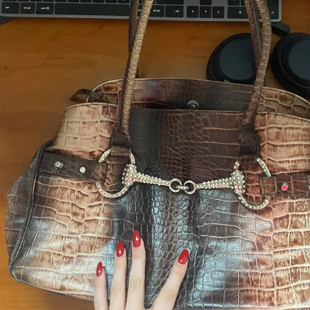 Jättefin brun vintage väska med ormskinnsmönster och ett glittrigt spänne!Använt men fint skick!🤩 I äkta skinn!. Väskor.