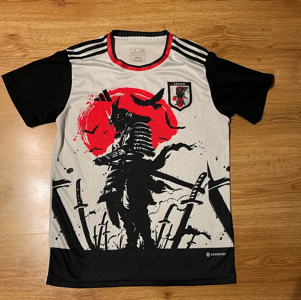 Säljer denna riktigt feta Japan fotbolls T-shirt i storlek S, grymt bra skick inga skador alls på den. Passar perfekt till sommaren och den är äkta. Säljer den för 50. Kom pm vid frågor eller mer bilder!. T-shirts.