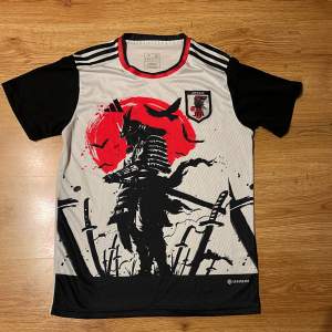 Säljer denna riktigt feta Japan fotbolls T-shirt i storlek S, grymt bra skick inga skador alls på den. Passar perfekt till sommaren och den är äkta. Säljer den för 50. Kom pm vid frågor eller mer bilder!