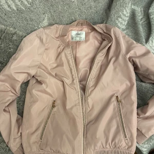 Bomberjacka - Skit snygg och trendig bomberjacka i rosa. Perfekt till våren 🙌💘 köpte på Plick för ett år sedan för 400 kr.  