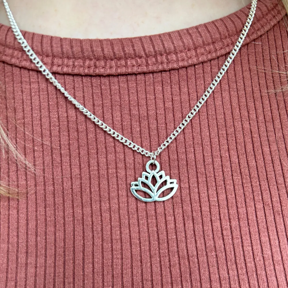 Halsband i silver kedja med gulligt berlock! 🤍✨ det är vanlig metall & inte äkta!!  Köp via köp nu eller kom privat för 18 kr frakt!  Finns flera motiv (bild 3). Accessoarer.