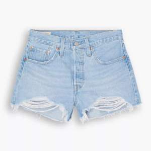 Säljer Levi’s 501 shorts, de är typ mid waist och knappt använda. Nypris 670 kr, skickar gärna egna bilder om någon skulle vilja! 🤍