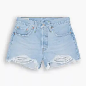 Säljer Levi’s 501 shorts, de är typ mid waist och knappt använda. Nypris 670 kr, skickar gärna egna bilder om någon skulle vilja! 🤍