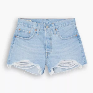 Levi’s shorts - Säljer Levi’s 501 shorts, de är typ mid waist och knappt använda. Nypris 670 kr, skickar gärna egna bilder om någon skulle vilja! 🤍