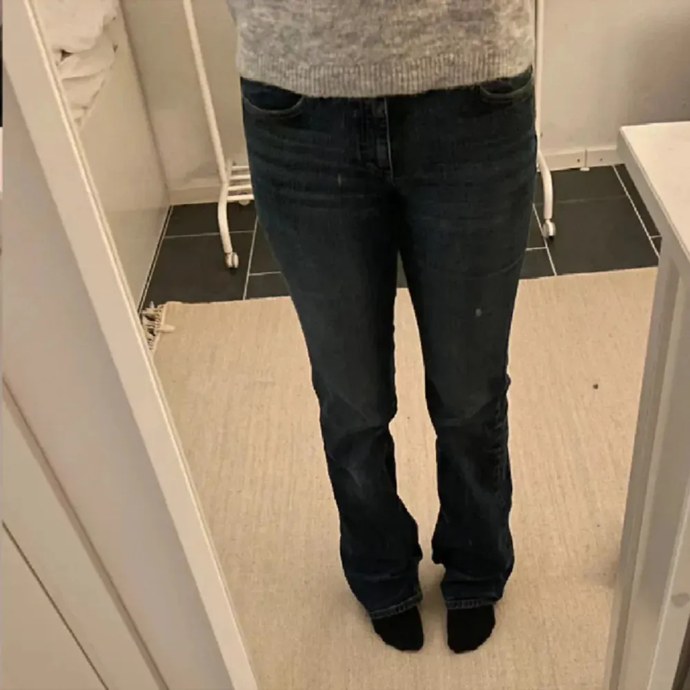Lågmidjade jeans från Esprit, långa på mig som är 170 cm 🩷. Jeans & Byxor.