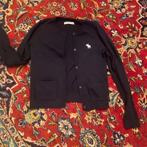 Tröja - Fin mörkblå tröja, snygg med vitt linne