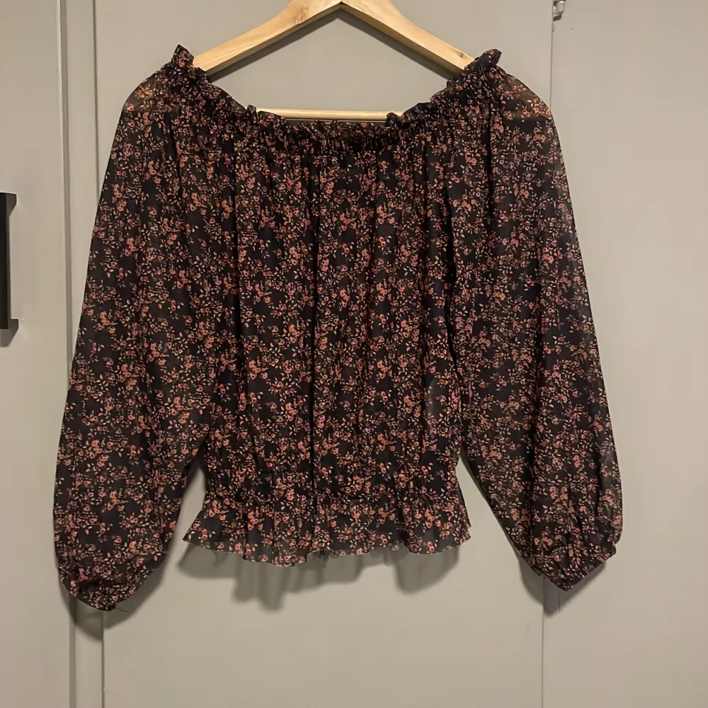 Superfin off shoulder blus ifrån gina, jättebra skick🥰 storlek xs. Blusar.