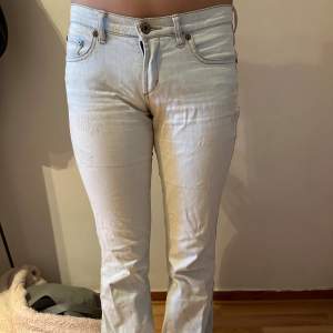 As snygga lågmidjade jeans perfekt till våren med de ljusblåa!🩵 tyvärr för små för mig. Bra skick! Det är bootcut