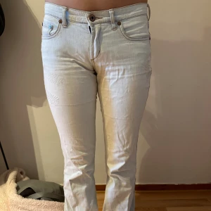 Lågmidjade jeans  - As snygga lågmidjade jeans perfekt till våren med de ljusblåa!🩵 tyvärr för små för mig. Bra skick! Det är bootcut