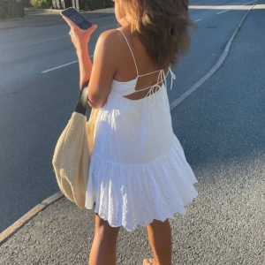 Vit klänning - Säljer denna jättesöta klänning från zara, använd 1 gång och i bra skick. Skriv vid intresse💕