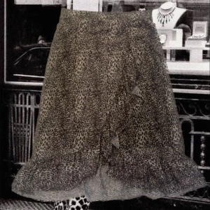 Leopardskinn draperad  - Skitsnygg draperad leopardkjol  Storlek M