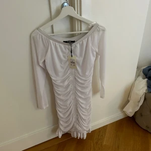 Klänning - Perfekt till studenten! Helt ny klänning med tight passform och offshoulder axlar. Nypris 399kr!