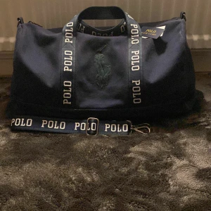 Polo Ralph lauren väska - Säljer min polo Ralph lauren väska är i ny skick, ännvänds när jag reser . Det finns ett stort fack i väskan. Ny pris 3500. Hör av er vid frågor.