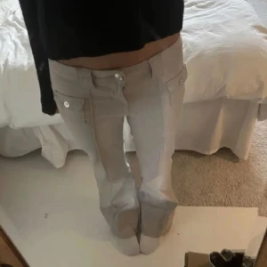 Säljer dom här trendiga hm jeansen  - Slutsålda trendiga hm jeans. Går inte att köpa längre. Dom är i jätte bra skick bara att de är en liten slitning nere vid foten alltås längst ner på byxan men syns inte när man har på sig dom. Kommer inte ta bild med på!❤️❤️st 40 passar mindre & större
