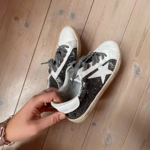 Glittriga skor  - Jättefina skor med giller och stjärnor!😊