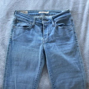 Nya Levis 715 Bootcut - Helt oanvända pga att de är för långa för mig (jag är 157cm). Så snygga, tightare upptill och lösare där nere. I lowwaist modell. Storlek: 25W