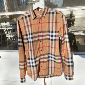 Burberry Monogram Skjorta  - Hej, säljer en snygg Burberry skjorta i det klassiska beige mönstret. Storlek S och True To Size. Nypris 5400kr. Använd men i dugligt skick. Hör av dig i DM vid intresse och för fler bilder. Pris kan diskuteras. Hörs! 