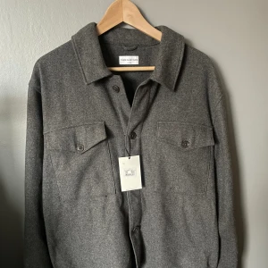 Vårjacka - Nyskick och aldrig använd. Storlek: XL men den sittter iäntligen som M-L Pris kan diskuteras vid snabb affär!!