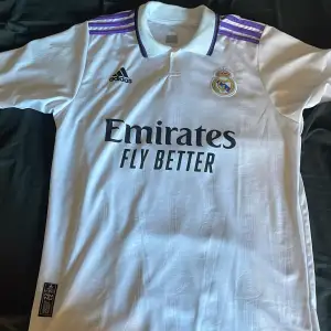 Real Madrid tröja från säsongen 2022/2023 Aldrig använd tröja helt nyskick  Storlek L passar M bra dock 