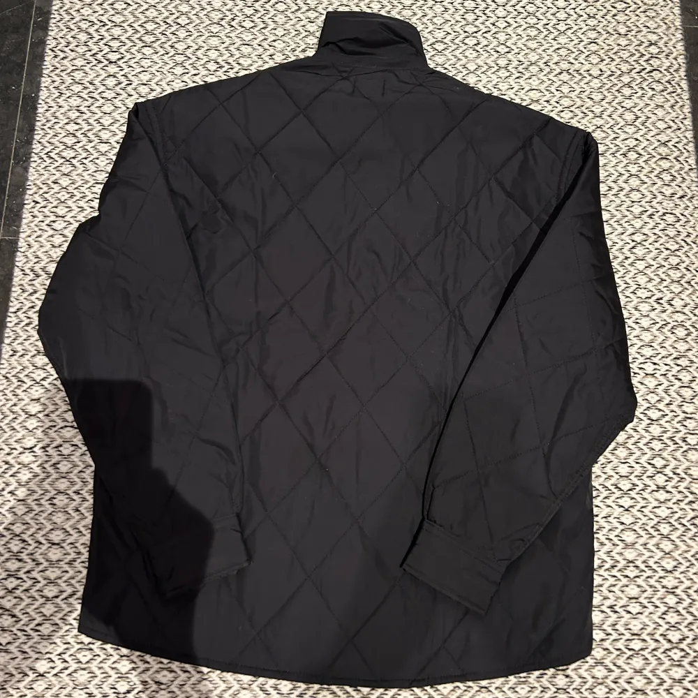 Säljer en vår jacka som jag köpte förra våren på H&M för 700kr. Helt nyskick då den endast är använd ett fåtal gånger.. Takit.