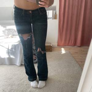 Så snygga jeans köpta i usa❤️ Innerbenslängd: ca 82cm Midjemått: ca 40cm Passar mig som är ca 175cm❤️