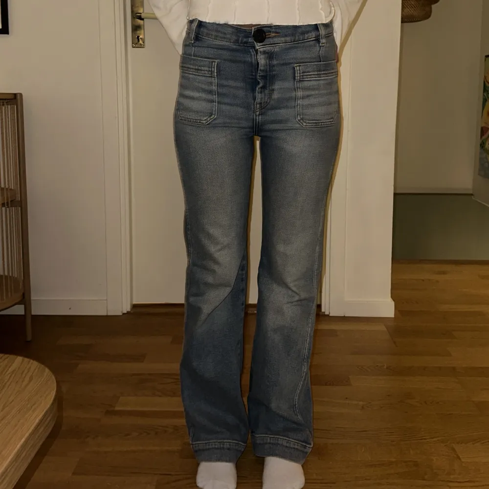 Så så fina jeans med lite högre midja! Så klassiska och fräscha ❤️. Jeans & Byxor.