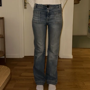 & other stories jeans - Så så fina jeans med lite högre midja! Så klassiska och fräscha ❤️
