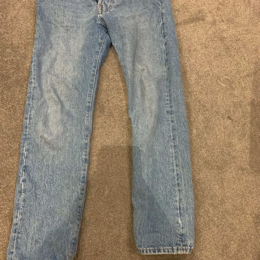 Säljer mina Jack and Jones jeans pga av att dom är för små dom är helt nya aldrig använda passar perfekt till sommaren är det några frågor är det bara höra av sig storleken 30:30 w. Jeans & Byxor.