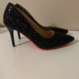 Klackskor - Helt nya klackar 9cm glittriga med röd sula  Det är storlek 38 men skulle säga att de är små i storleken