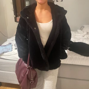 Svart pälsjacka - Svart fluffig pälsjacka🥰