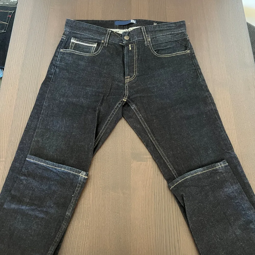 Mörkblåa jeans från Replay. Så bra kvalite att jag köpte två sticken 😅 Modellen är straight, men tycker dem är lite slim-fit. Storlek: W30/L32.  Cond: 9/10. Jeans & Byxor.