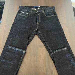 Mörkblåa jeans från Replay. Så bra kvalite att jag köpte två sticken 😅 Modellen är straight, men tycker dem är lite slim-fit. Storlek: W30/L32.  Cond: 9/10