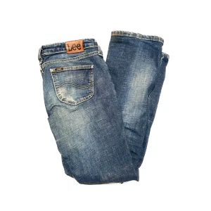 Low Waist Flare Jeans - Säljer dessa snygga low waist Lee jeansen med broderi på fickorna då dem är för korta för mig!🫶🏼 Midjemått: 41 rakt över / Innebenslängd: 80 cm 🩷 Köpta på Plick i höstas för 550 kr