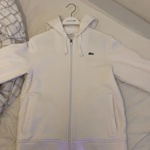 Lacsote Zip hoodie - Fräsch vit hoodie perfekt till sommaren, bra skick knappt använd! Storlek medium