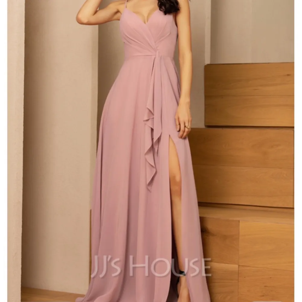 Säljer min helt nya balklänning med lapparna kvar då den inte gick att returnera. Färgen är mer rosa i verkligheten så färgen på den första bilden är den ”riktiga” färgen💘💘 nypris runt 2000kr. Klänningar.