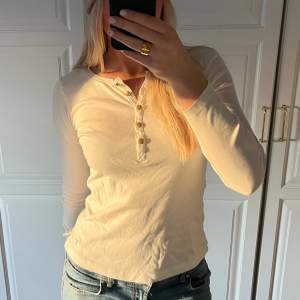 Fin långärmad tröja med knappar från Hampton Republic!🌟 Storlek: S