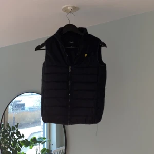 Lyle&scoot väst - Säljer min lyle&scoot väst på grund av att den är för liten. Storlek 10,11 passar om du är 156 cm.Strik vid minsta intresse 
