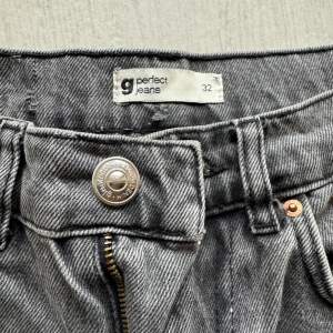 Snygga mörkgrå jeans från Gina Tricot, Highwaist straight leg. strl 32 ☺️