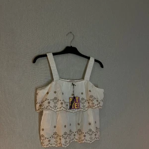 Top - Helt ny Top från River Island Petite - Vitt, kort linne med broderie anglaise, då jag har inte kunnat lämna tillbaka pågrund av att returtiden har passerat  Passar Xs-S