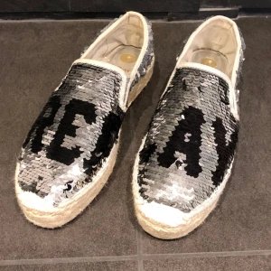 Replay skor strl.40 - Så snygga skor från Replay, som nya,endast testade. Tyvärr för stora för min dotter som har strl.39-40. 