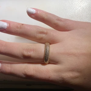 Guldig ring - Tror den är i rostfritt stål men ej säker!! Säljer pga att jag endast använder silver smycken 💕