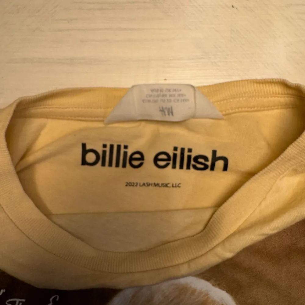 Säljer denna Billie eilish T-shirten från HM som inte kommer till användning, har använts 2-3 gånger och är i bra skick. Pris kan diskuteras och frakt är på köparens bekostnad🧡. T-shirts.