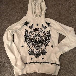 Dsquared - Vit dsquared hoodie strl L, finns ett litet hål som är lagat se bild.