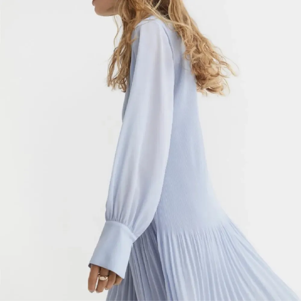 En jättefin blå klänning från H&M i storlek S. Endast använd 2 ggr och har inga tecken på användning. Bara att skriva till mig om ni har frågor eller liknande!☺️. Klänningar.